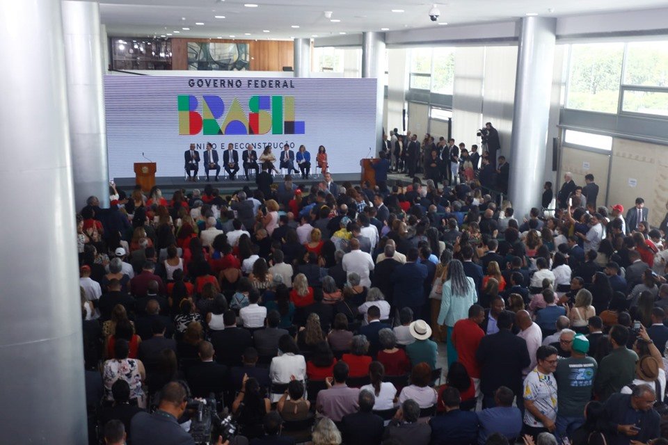 Imagem colorida mostra evento de lançamento do novo Bolsa Família - Metrópoles