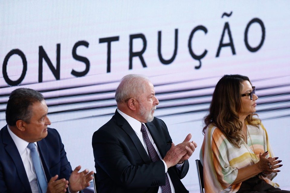 Imagem colorida mostra Lula e Janja em evento de lançamento do novo Bolsa Família - Metrópoles