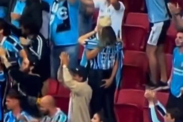 Torcedores comemoram gol com beijo - Metrópoles