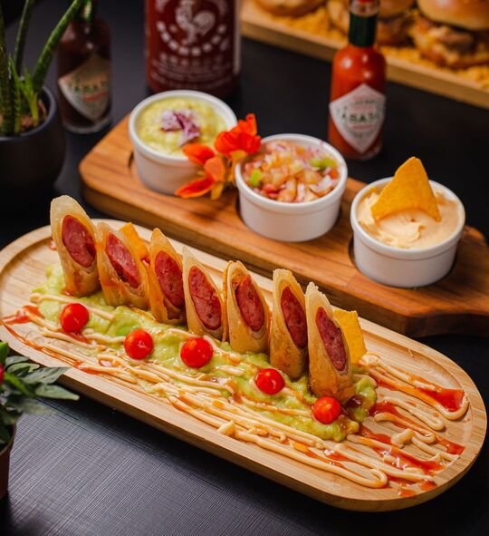 Na foto, uma mesa com várias comidas mexicanas - Metrópoles