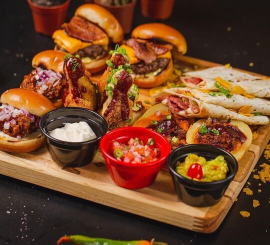 Na foto, uma mesa com várias comidas mexicanas - Metrópoles