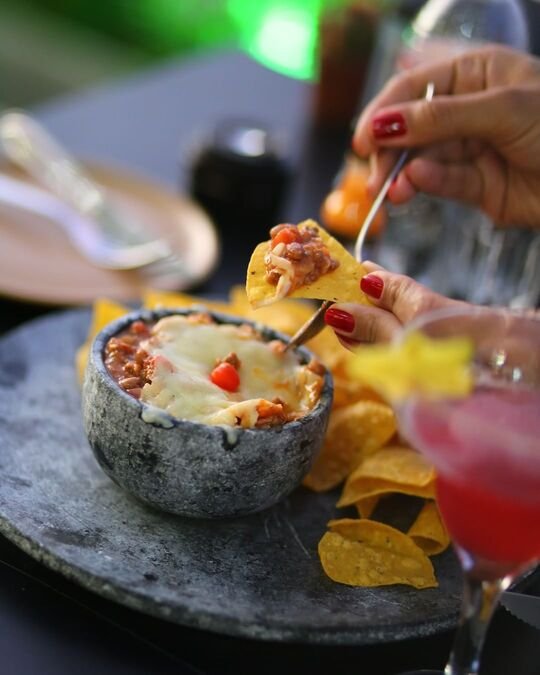 Na foto, uma mesa com várias comidas mexicanas - Metrópoles