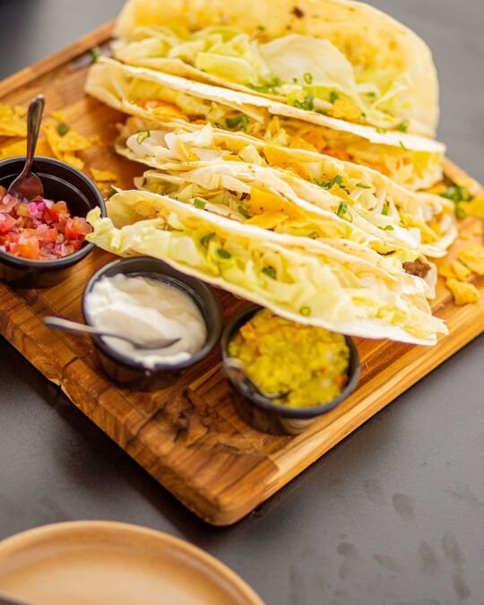 Na foto, uma mesa com várias comidas mexicanas - Metrópoles