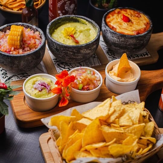 Na foto, uma mesa com várias comidas mexicanas - Metrópoles
