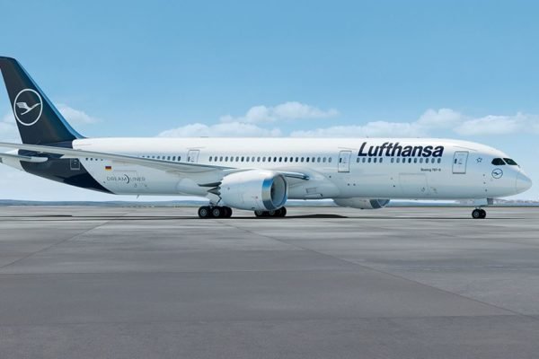 Foto colorida de um avião de modelo Boeing 787 da Lufthansa - Metrópoles