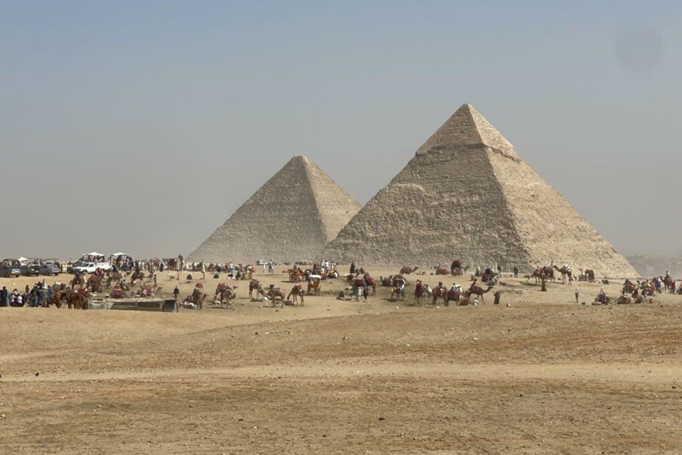 Imagem colorida mostra a Grande Pirâmide de Gizé, no Egito - Metrópoles