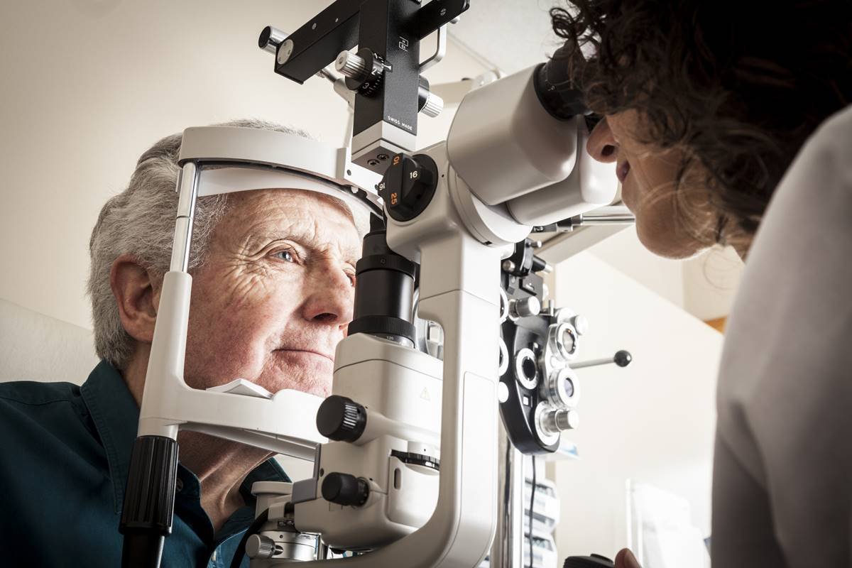 Médico examinando olhos em aparelho