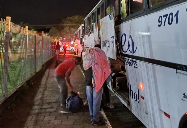 pessoas ao lado de um ônibus