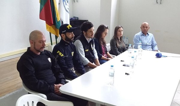 pessoas em frente a uma mesa