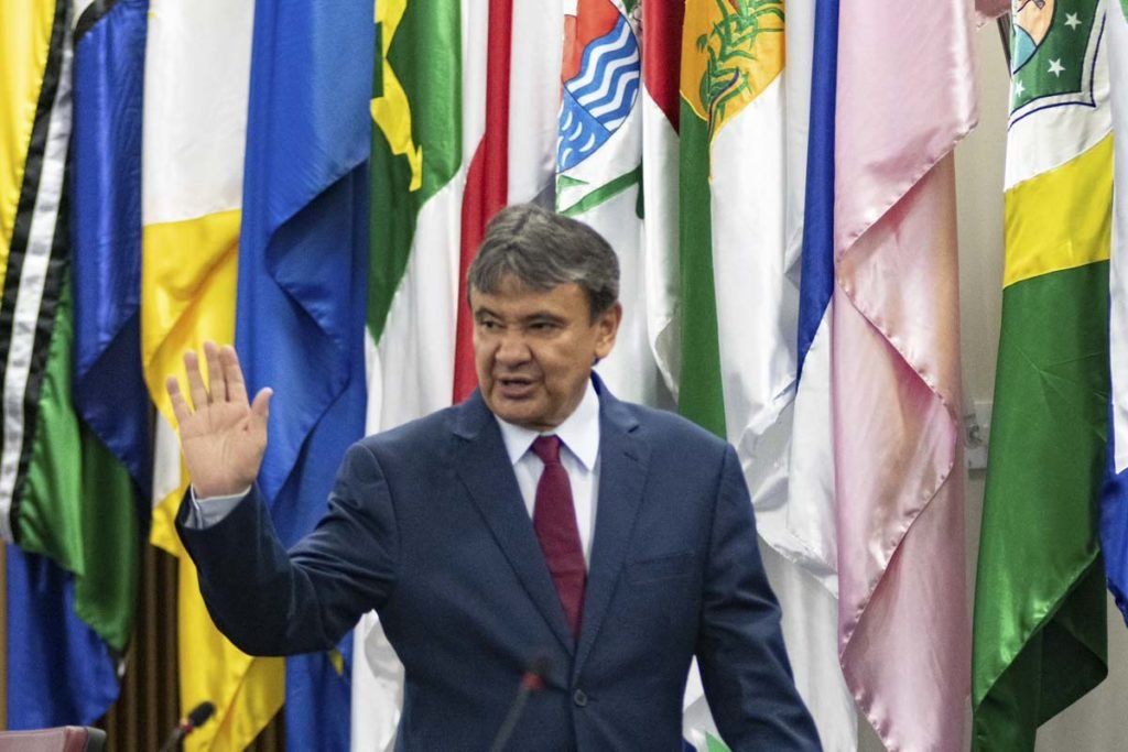 Ministro Wellington Dias cumprimenta jornalistas durante coletiva de apresentação à imprensa os detalhes da reformulação do Bolsa Família 2023 - Metrópoles
