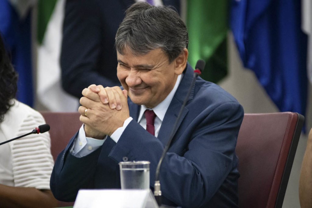 Ministro Wellington Dias cumprimenta a imprensa durante apresenta à imprensa os detalhes da reformulação do Bolsa Família 2023 - Metrópoles