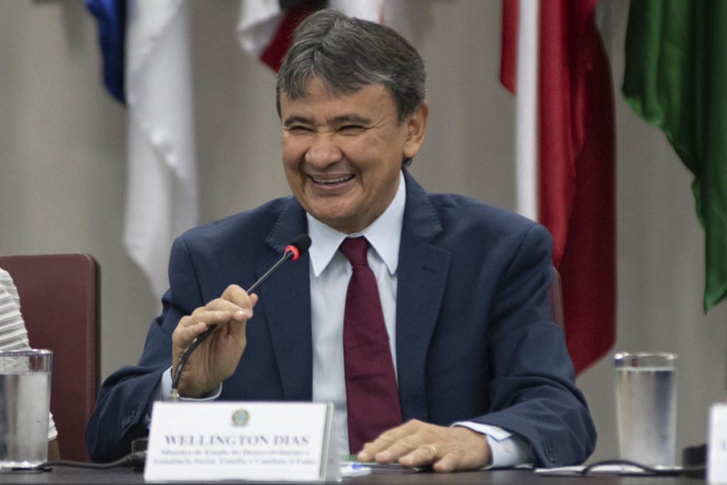 Ministro Wellington Dias sorri durante apresenta à imprensa os detalhes da reformulação do Bolsa Família 2023 - Metrópoles
