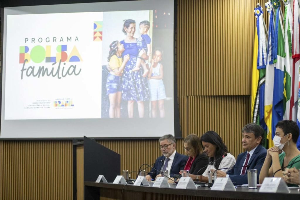 Projeção com o Programa Bolsa Família e ministro e autoridades - Metrópoles
