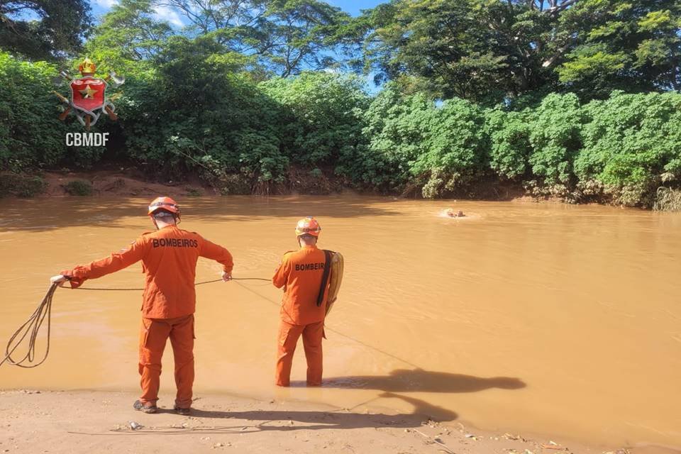 Bombeiros encontram corpo de homem desaparecido no Rio Descoberto