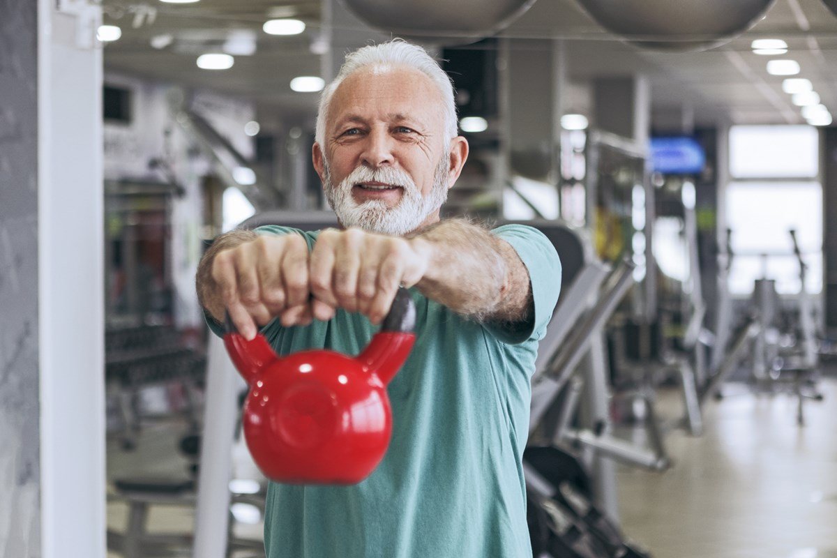 Imagem colorida de idoso fazendo musculação - Metrópoles