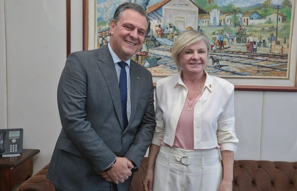 O ministro da Agricultura, Carlos Fávaro, posa para foto ao lado de sua suplente, a senadora Margareth Buzetti