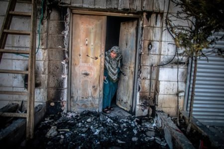 mulher olhando para fora da porta na cisjordania