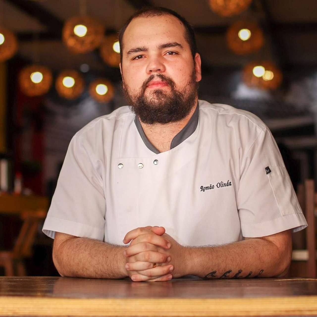 na foto, um homem, o chef de cozinha Romão Olinda - Metrópoles