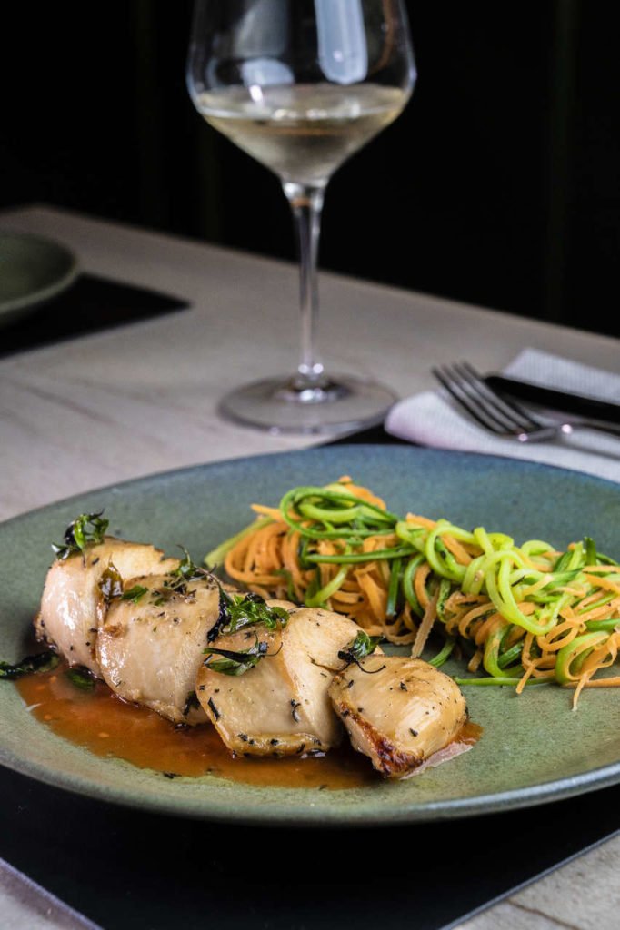Na foto, um prato com Pollo de frango grelhado com espaguete de legumes na manteiga de erva - Metrópoles