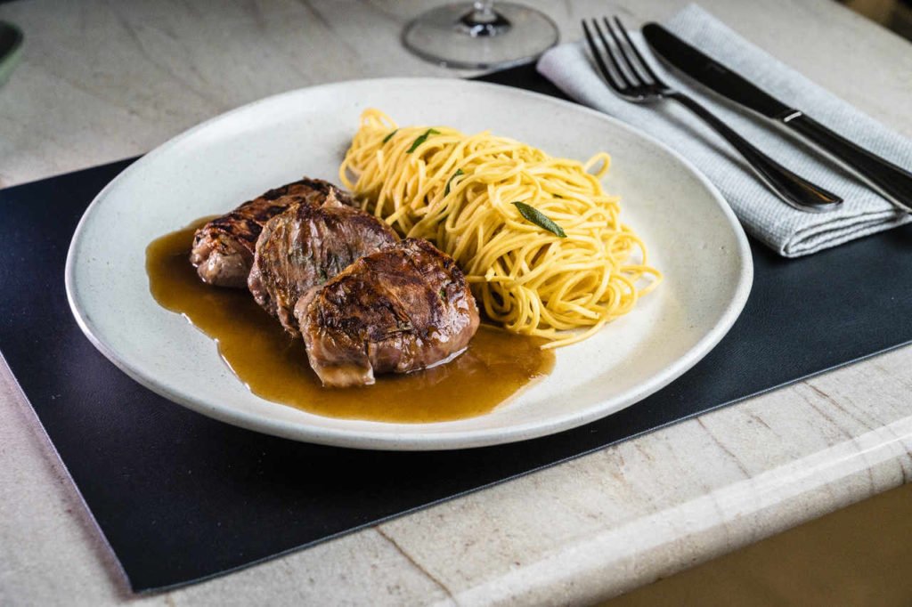 Na foto, um prato com a receita Saltimboca - Metrópoles