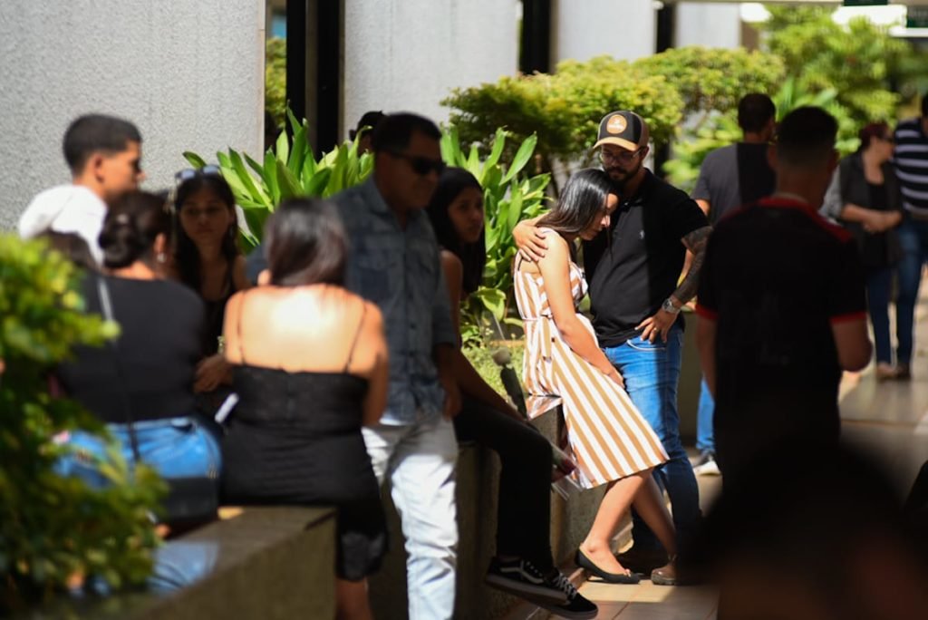 Pessoas no velório de vítima de feminicídio