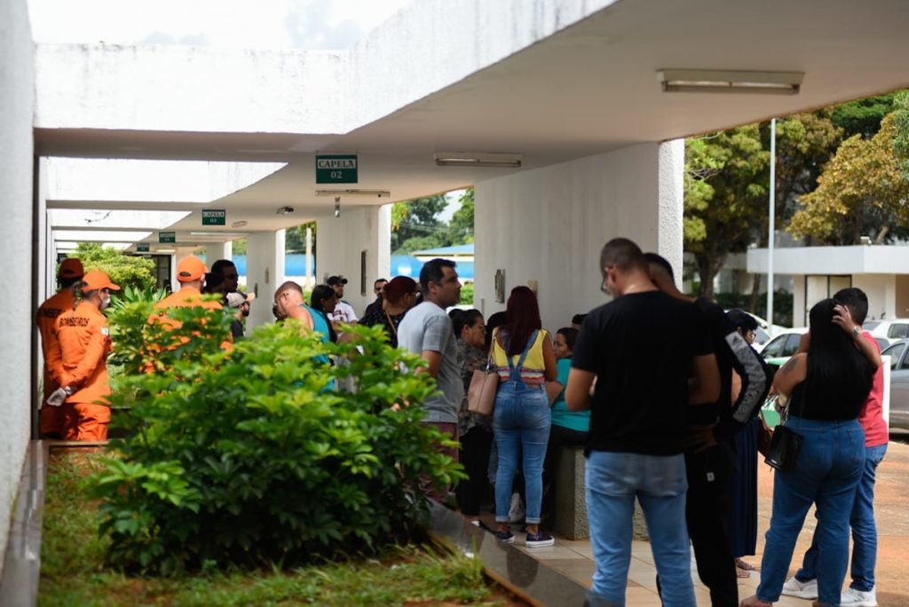 Pessoas no velório de vítima de feminicídio