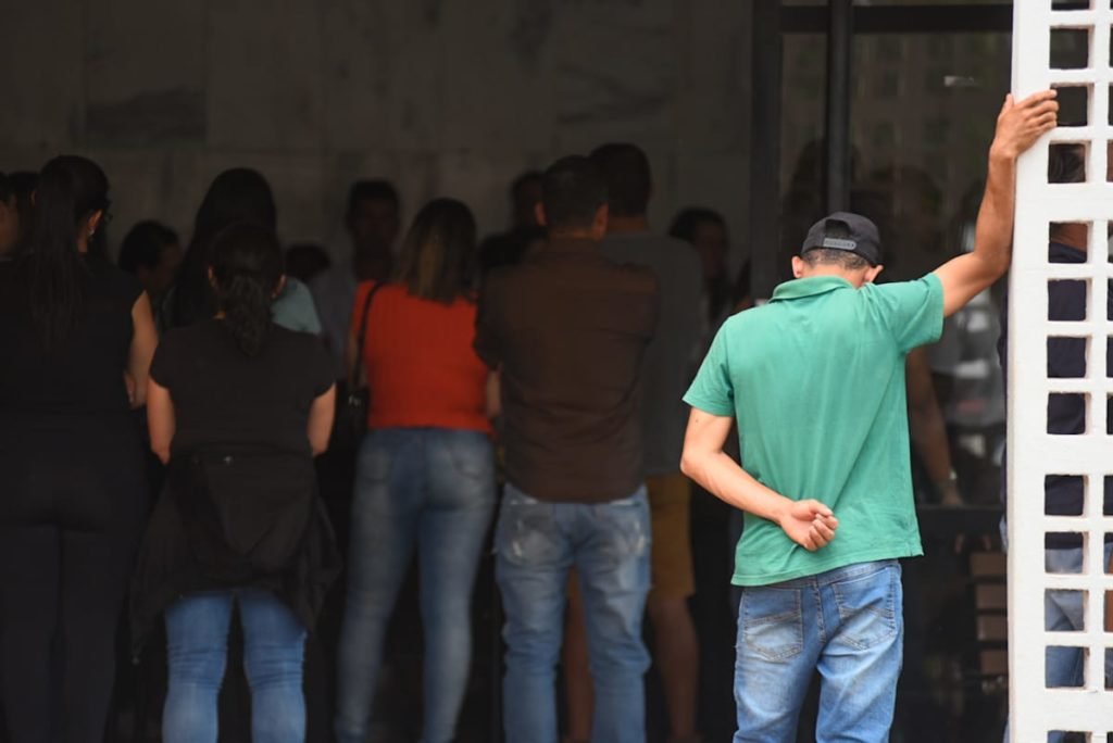 Pessoas no velório de vítima de feminicídio