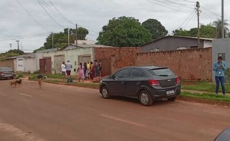 Fotografia colorida da fachada da casa de idoso que morreu engasgado em Campo Grande, no Mato Grosso do Sul