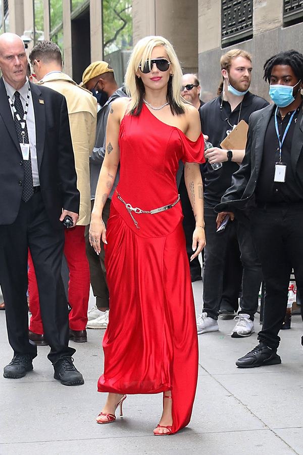 Mulher andando na rua com vestido vermelho - Metrópoles