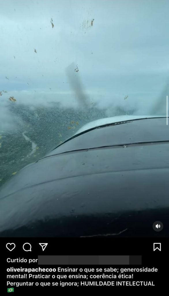 Fotografia colorida de dentro de aeronave