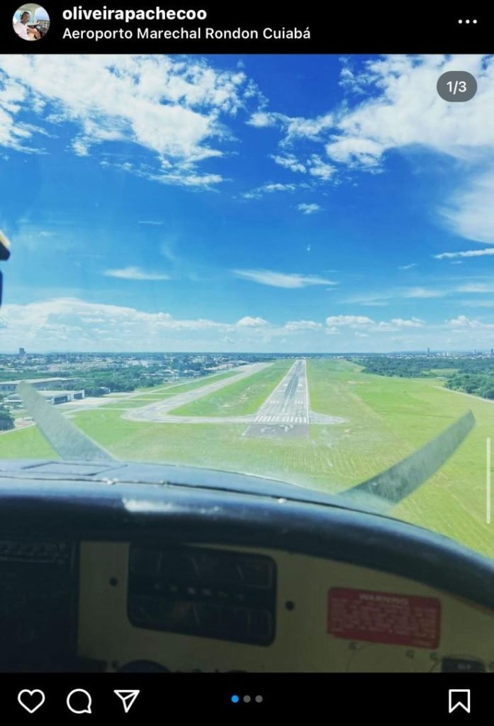 Fotografia colorida de dentro de aeronave