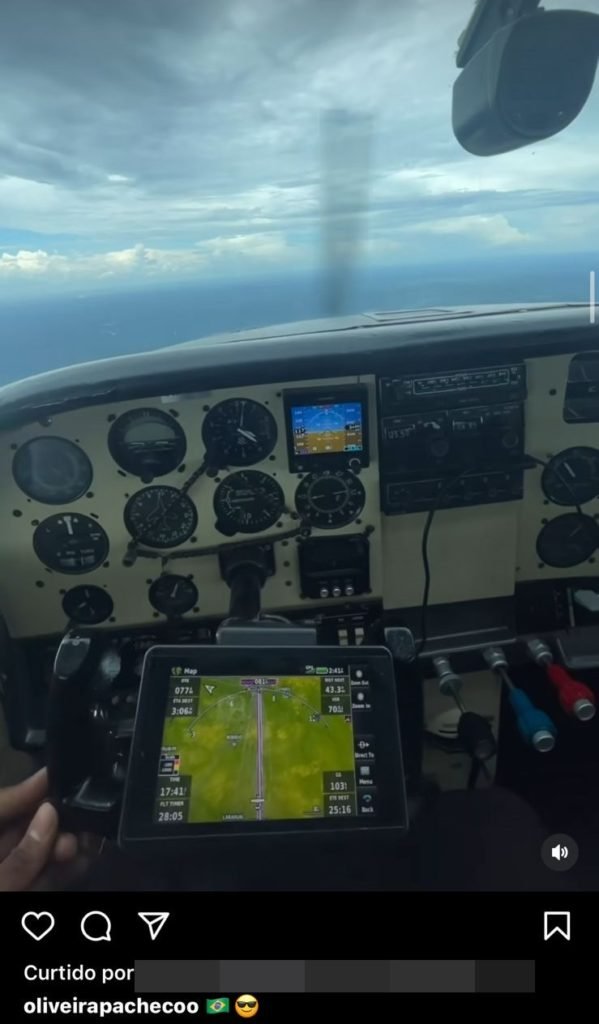 Fotografia colorida de dentro de aeronave