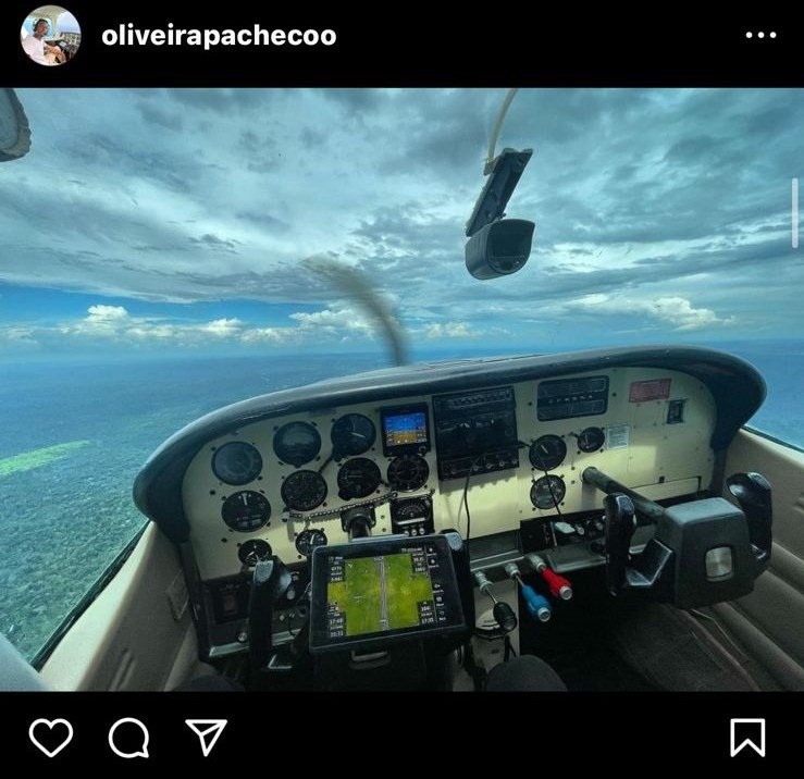 Fotografia colorida de dentro de aeronave