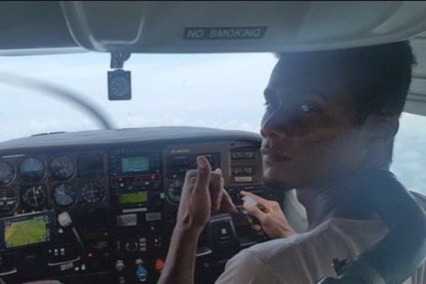 Fotografia colorida de homem em avião