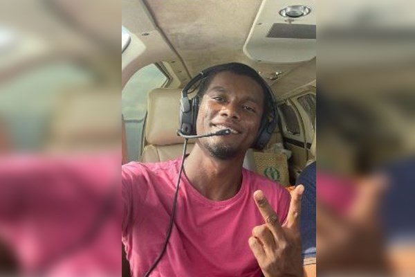 Fotografia colorida de homem em avião