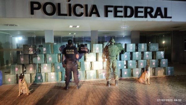 Fotografia colorida de pacotes de drogas apreendidos