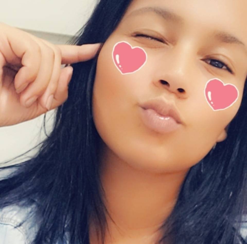 mulher tirando selfie
