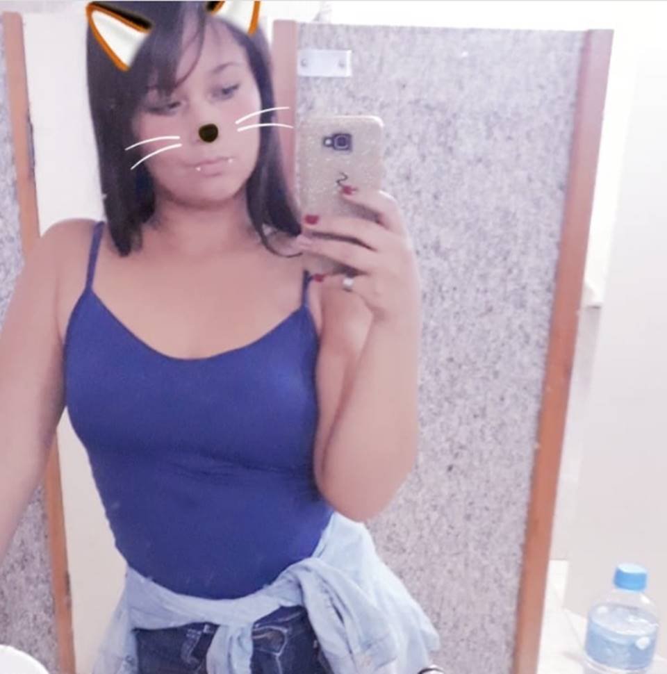mulher tirando selfie