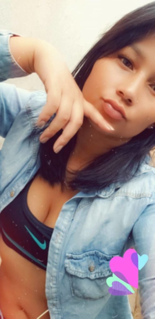 mulher tirando selfie