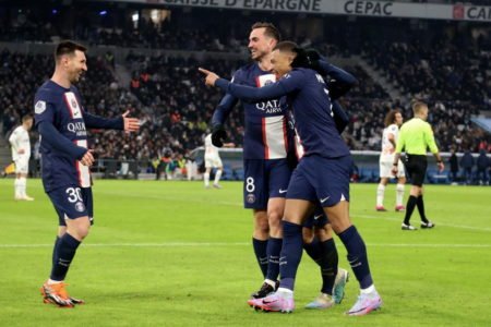 Jogadores do PSG abraçados