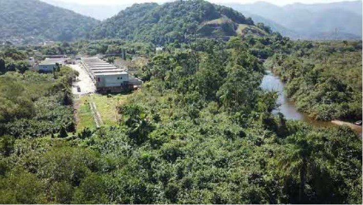 Imagem de drone mostra córrego canalizado