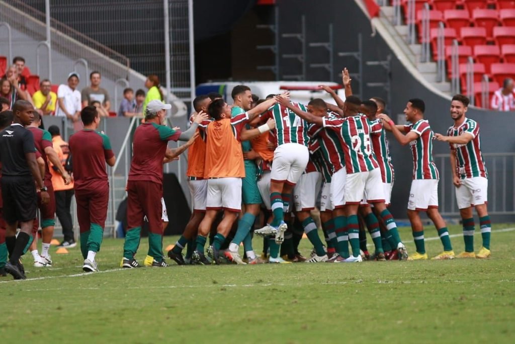 Equipe do Fluminense comemorando gol conta o Bandu
