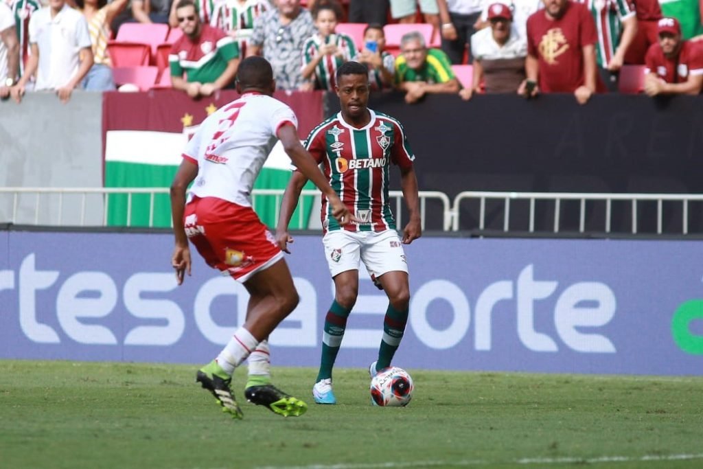 Jogador do Fluminense chuta a bola em jogo contra Bangu