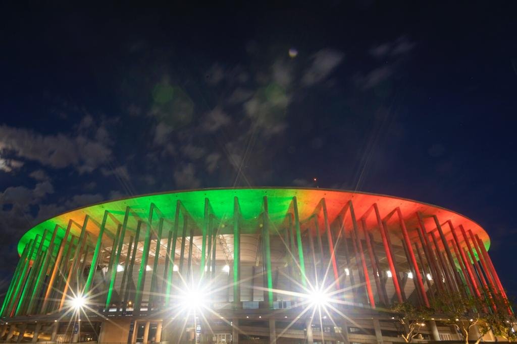 Estádio Mané Garrincha iluminado com as cores do Fluminense após a vitória do Tricolor das Laranjeiras por 5 x 0 em cima do Bangu