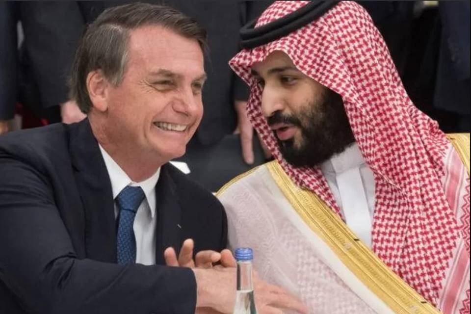 Governo Bolsonaro tentou trazer ilegalmente joias de R$ 16,5 milhões para  Michelle, diz jornal