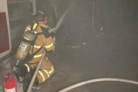 imagem de bombeiro apagando incêndio em shopping - Metrópoles