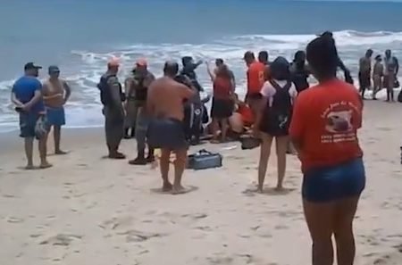 Imagem mostra momento que adolescente atacado por tubarão é socorrido - Metrópoles