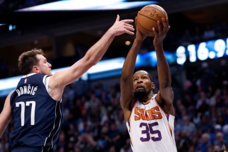 Kevin Durant e Luka Doncic em confronto na NBA - Metrópoles