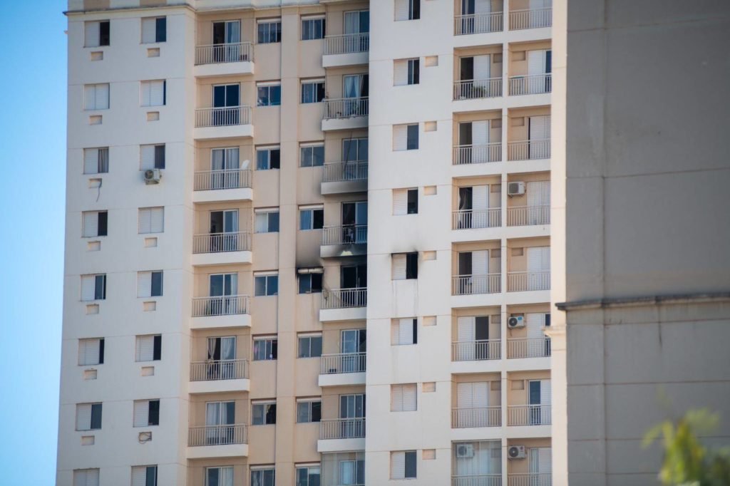 Janela com cinzas de incêndio em apartamento que pegou fogo em Taguatinga