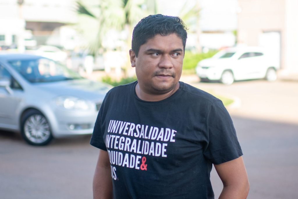 Morador do Residencial Itamaraty, em Taguatinga, prédio em que apartamento pegou fogo. Homem negro de cabelo curto veste camisa preta. Ele olha para o lado esquerdo da foto